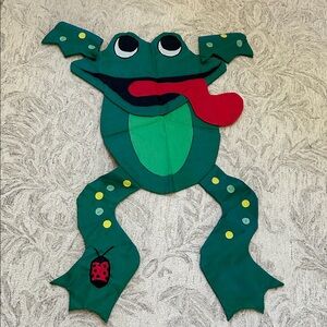 Set of 4 outdoor nylon holiday flags. Frog, Santa, Nativity, Pumpkin Cornucopia.